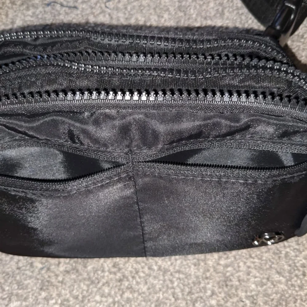 Black Crossbody Fanny Pack Bag - Picture 4 of 4